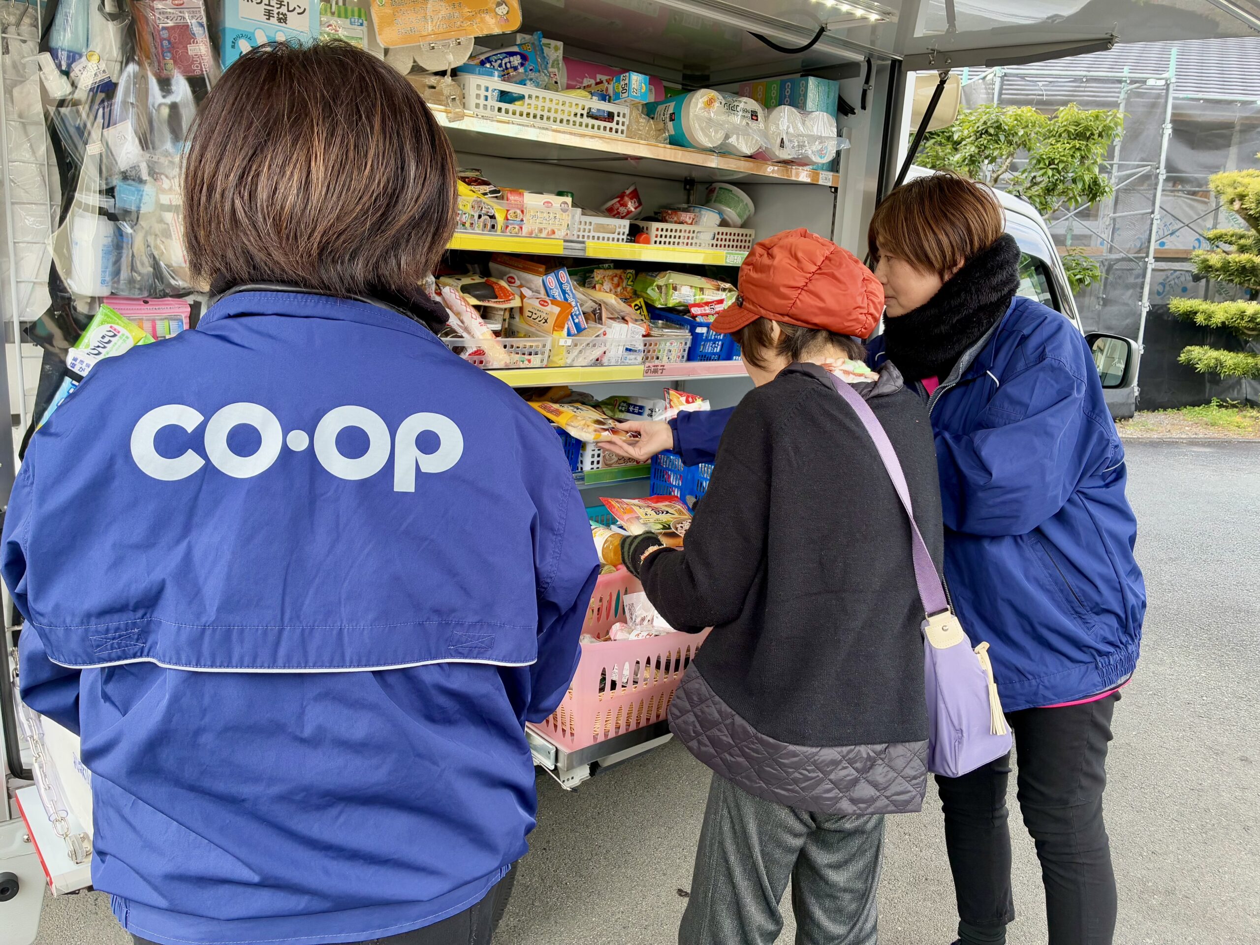 移動販売車を待ってくださる方へ届ける「お正月商品」 - 生活協同組合