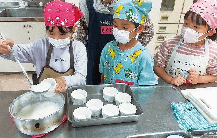 写真：子どもたちが料理をする様子