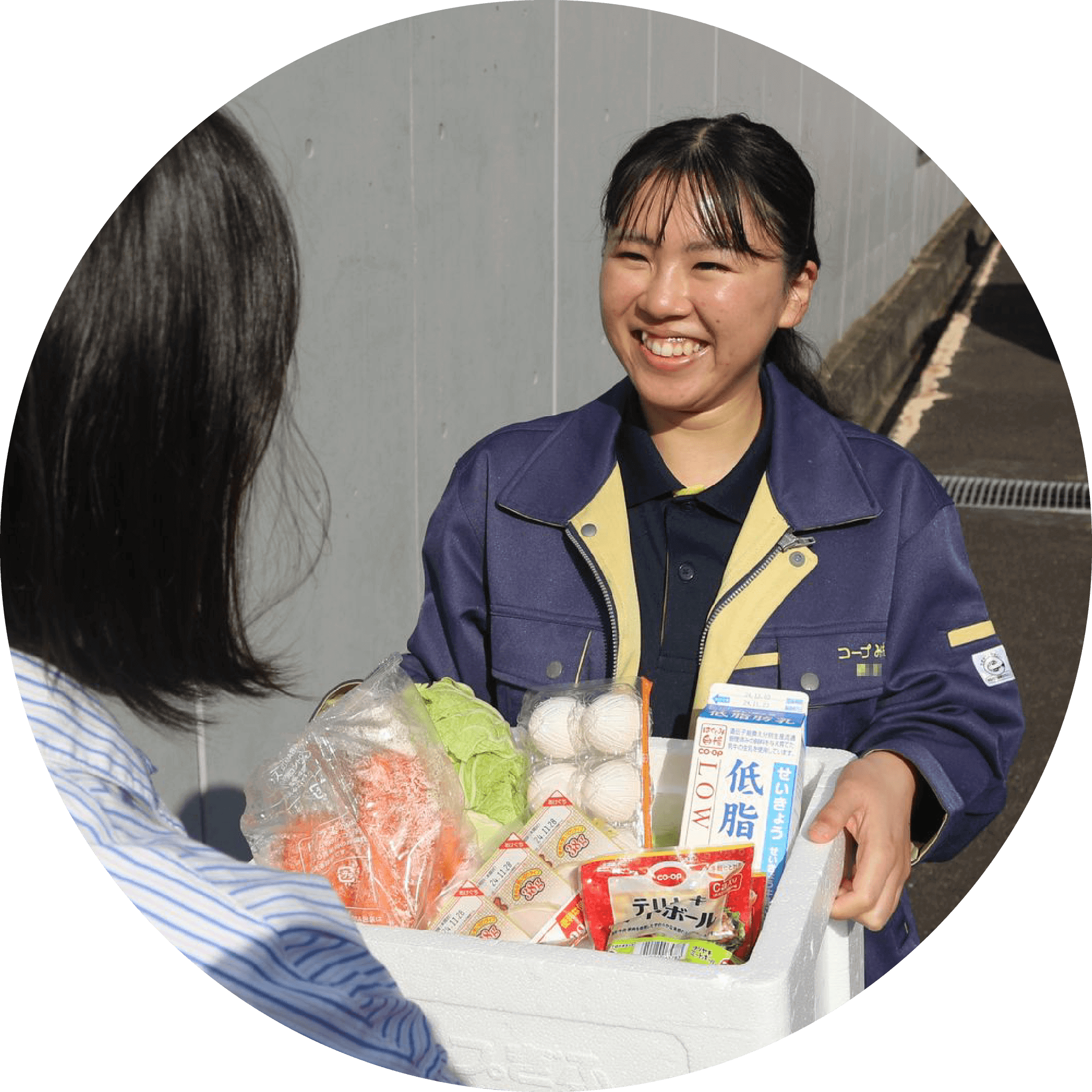 写真：お客様へ配達するスタッフ